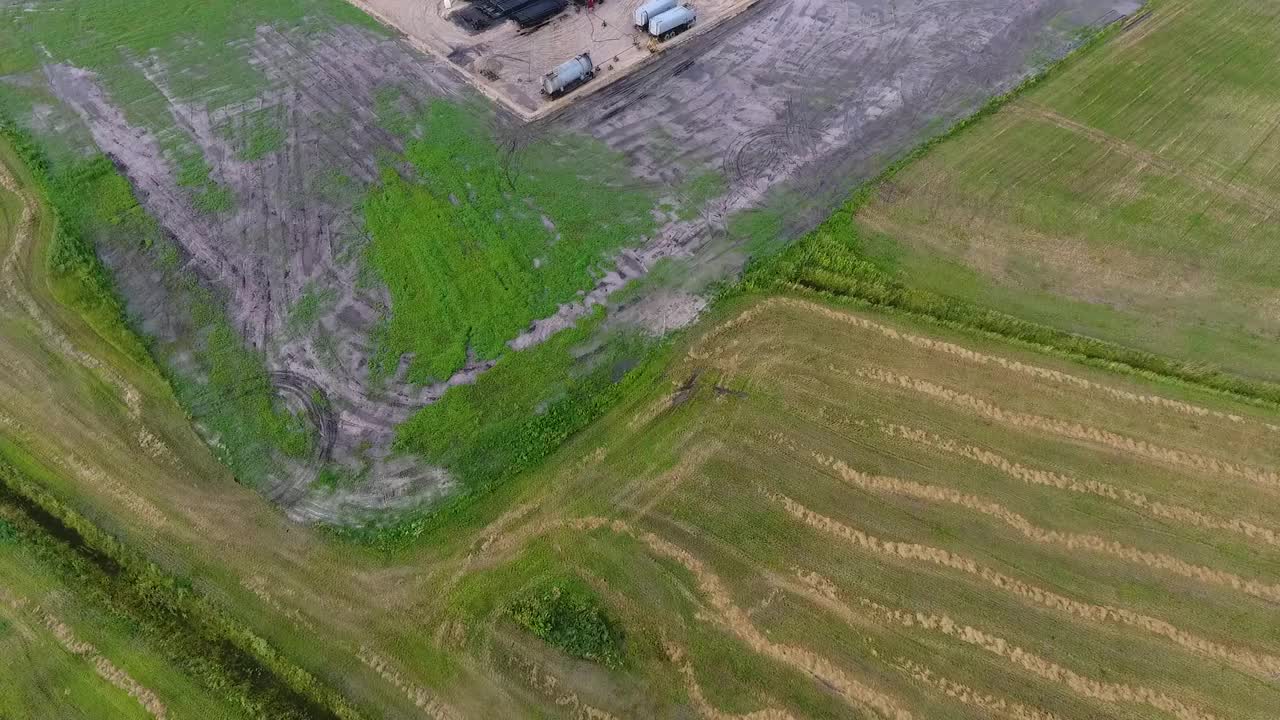 石油陆地钻机。无人机鸟瞰图视频素材