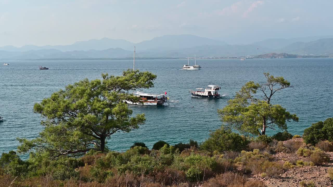 蓝色的航行。每天乘船游览。游艇之旅。地中海沿岸的游艇。视频素材