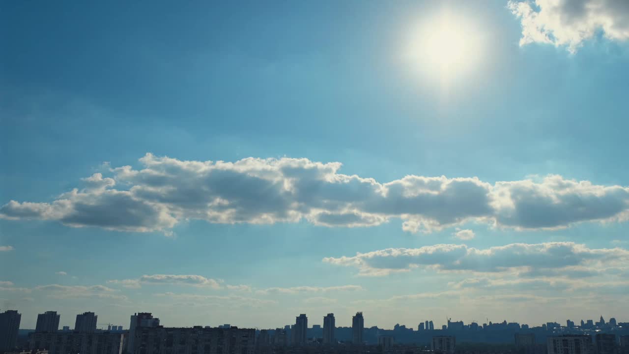 晴朗的天空与蓬松的云时间流逝。云层与天空中阳光的延时镜头视频素材