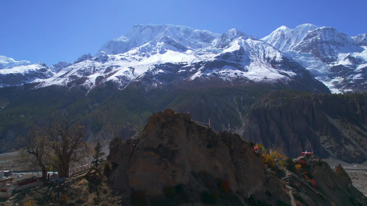 轨道拍摄的是喜马拉雅山脉传统建筑巴克罗佛寺周围的风景。马南山谷，安纳普尔纳环行，尼泊尔视频素材