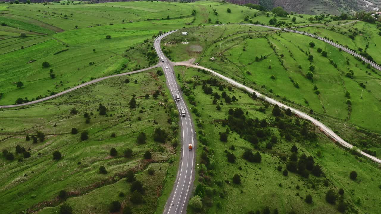 4K空中无人机在山区和绿地地区的高速公路视图视频素材