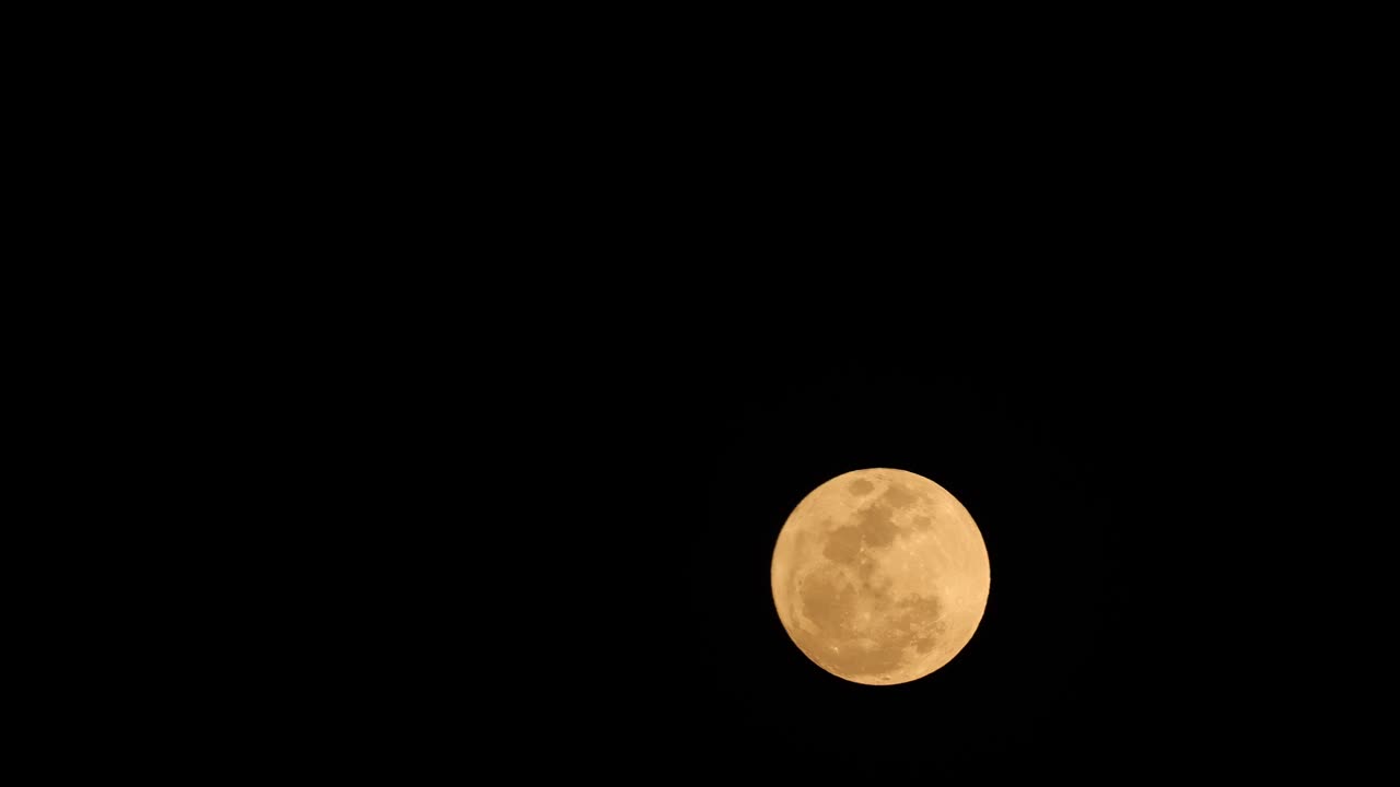 晴朗的夜空，黄色的满月视频素材