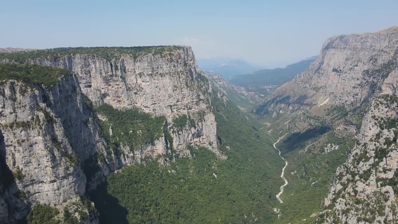 希腊伊庇鲁斯扎戈里的维科斯峡谷和平都斯山脉鸟瞰图视频素材