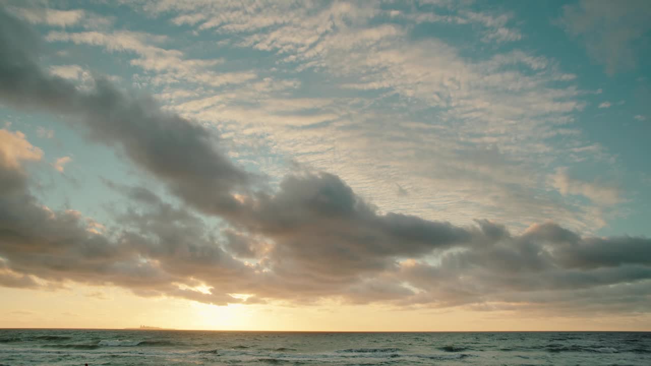 夕阳西沉大海时，金色的田园诗般的夕阳视频素材