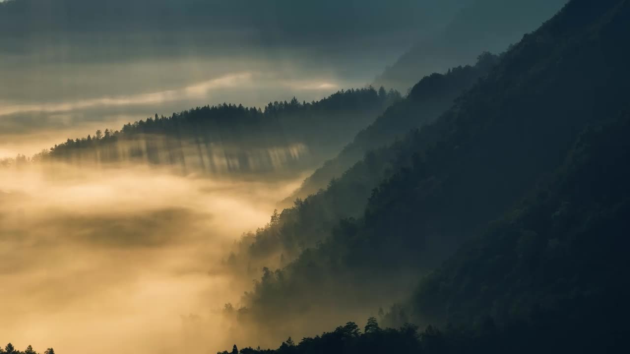 早晨有雾的山脉视频素材