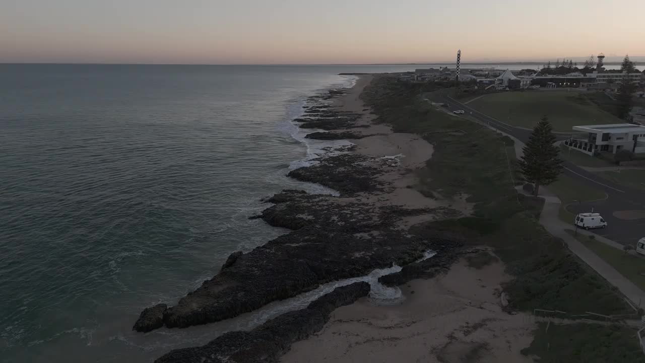 海岸线的无人机镜头视频素材