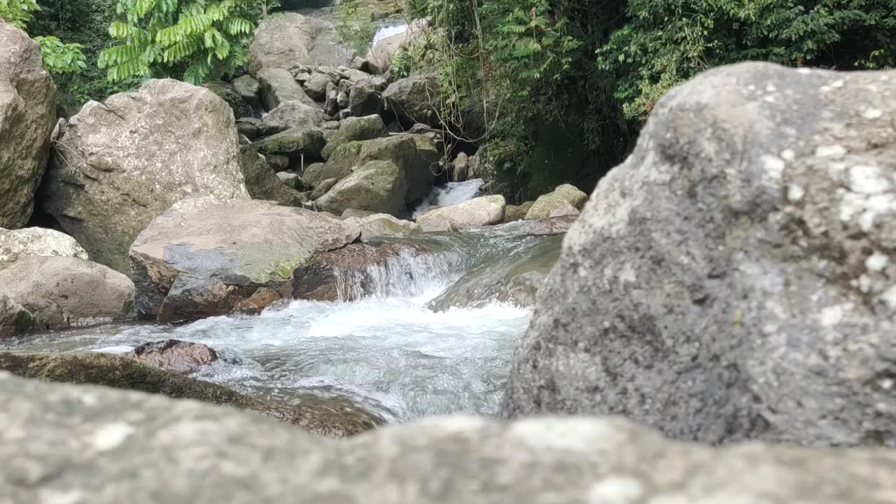 岩石间的河水平静下来视频下载