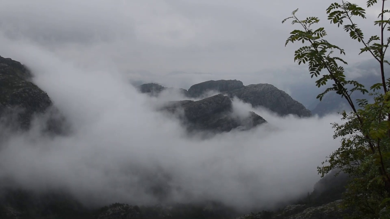 山顶上乌云密布。挪威美丽的山景视频下载