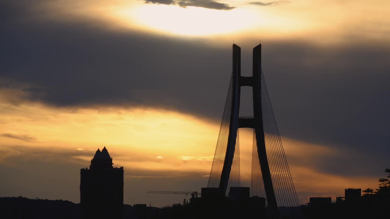 夕阳和桥墩的剪影。视频素材