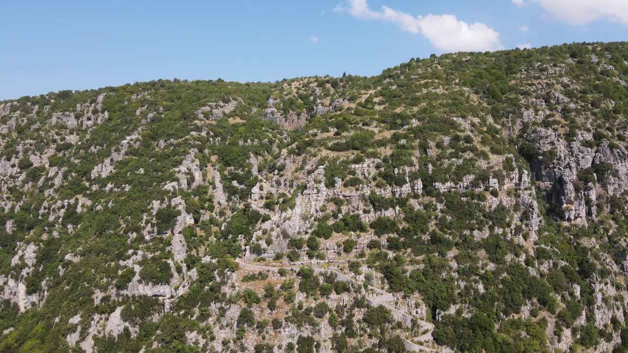 俯瞰维科斯峡谷和平都斯山脉的Vradeto台阶，扎戈里，伊庇鲁斯，希腊视频素材