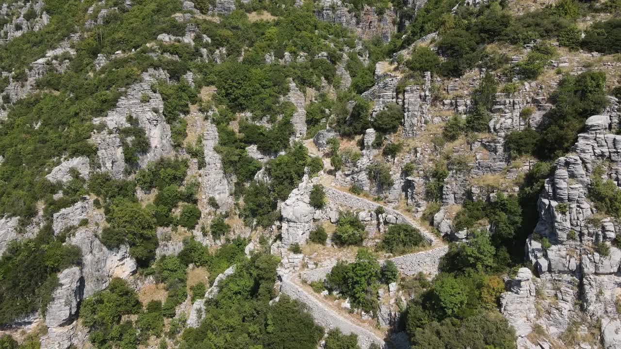 俯瞰维科斯峡谷和平都斯山脉的Vradeto台阶，扎戈里，伊庇鲁斯，希腊视频素材