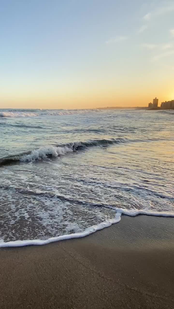 令人敬畏的日落宁静:美丽的海滩景观在阿根廷海岸视频素材