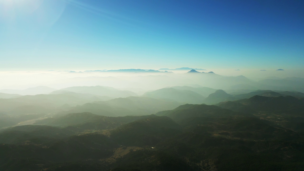 空中无人机的山脉和山峰的景色令人惊叹视频素材