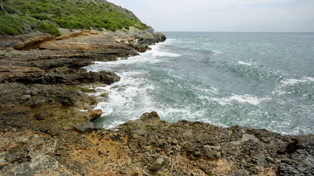 岩石在西班牙海上刮起了大风视频素材