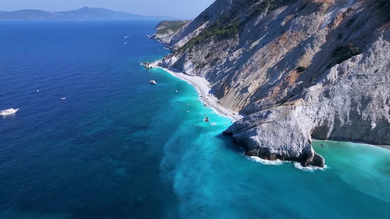 斯基亚索斯岛北部海岸的全景鸟瞰图，以及受欢迎的拉拉利亚海滩视频素材