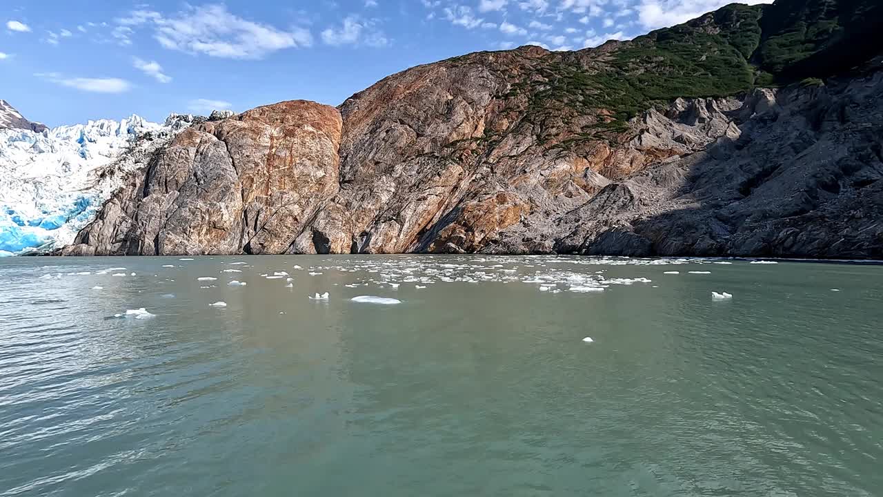 从阿拉斯加门登霍尔冰川峡湾的海上欣赏美丽的景色。全球变暖。视频下载