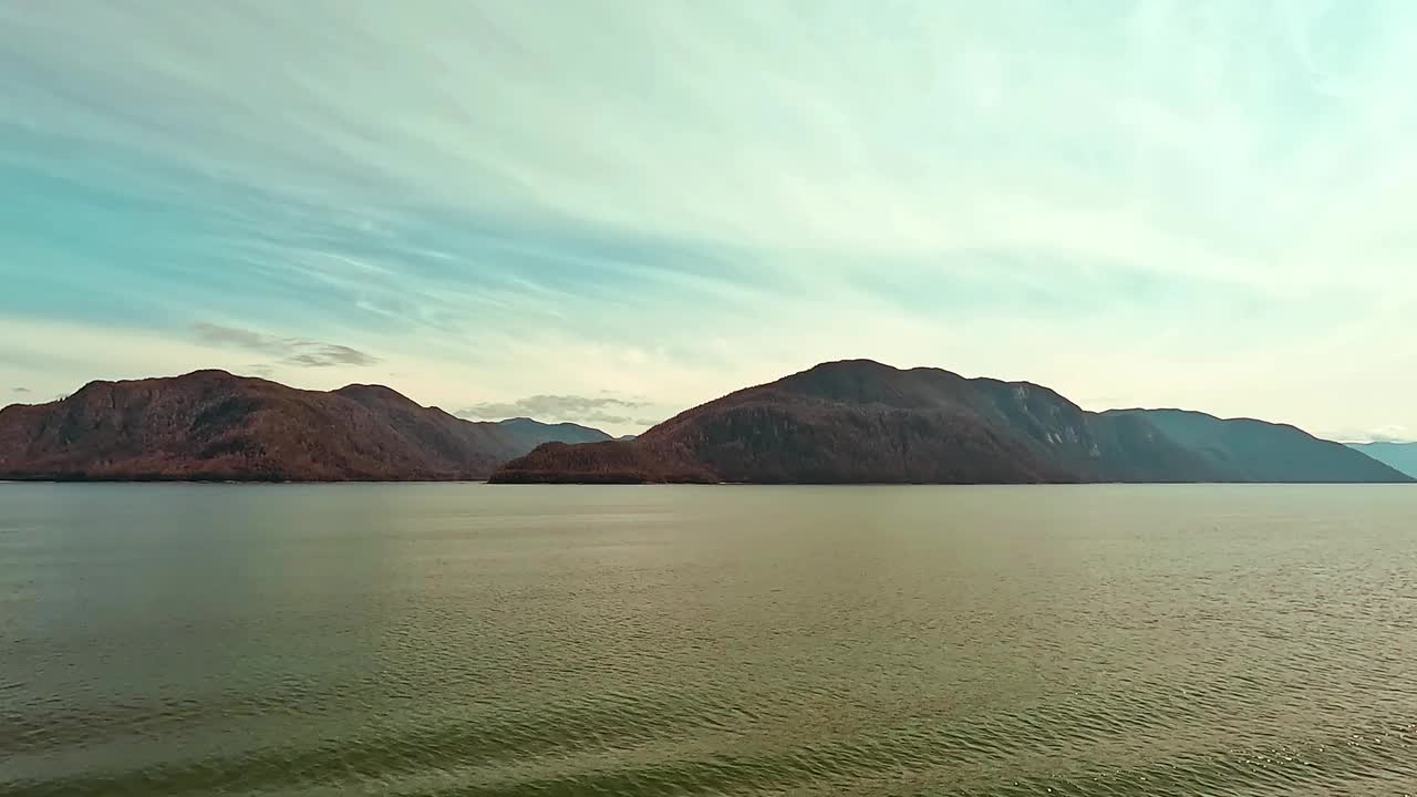 美丽的海景，山脉和一些雪在一个阳光明媚的夏天在阿拉斯加。视频下载