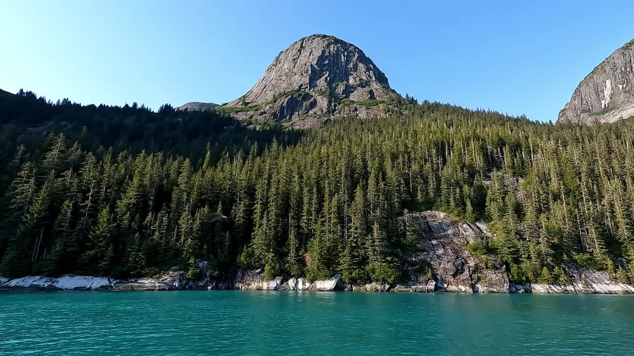 美丽的景色，一个森林山后面的海与绿松石水视频素材