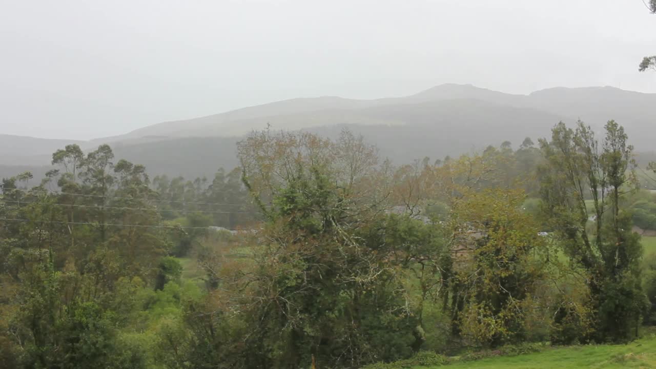 西班牙瓦拉杜罗山区的一个悲伤的雨天视频素材