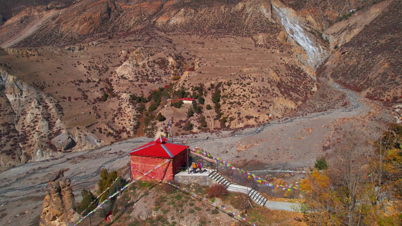 游客参观喜马拉雅山脉佛教寺院的航拍画面。美丽的自然景观。马南山谷，安纳普尔纳环行，尼泊尔视频素材