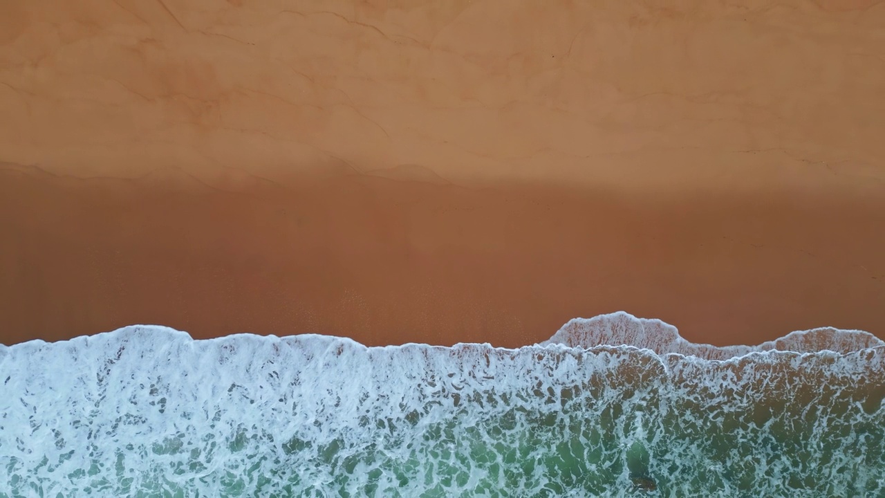 白色海洋泡沫洗砂近距离。暴风雨的大海在浅滩上翻腾视频素材