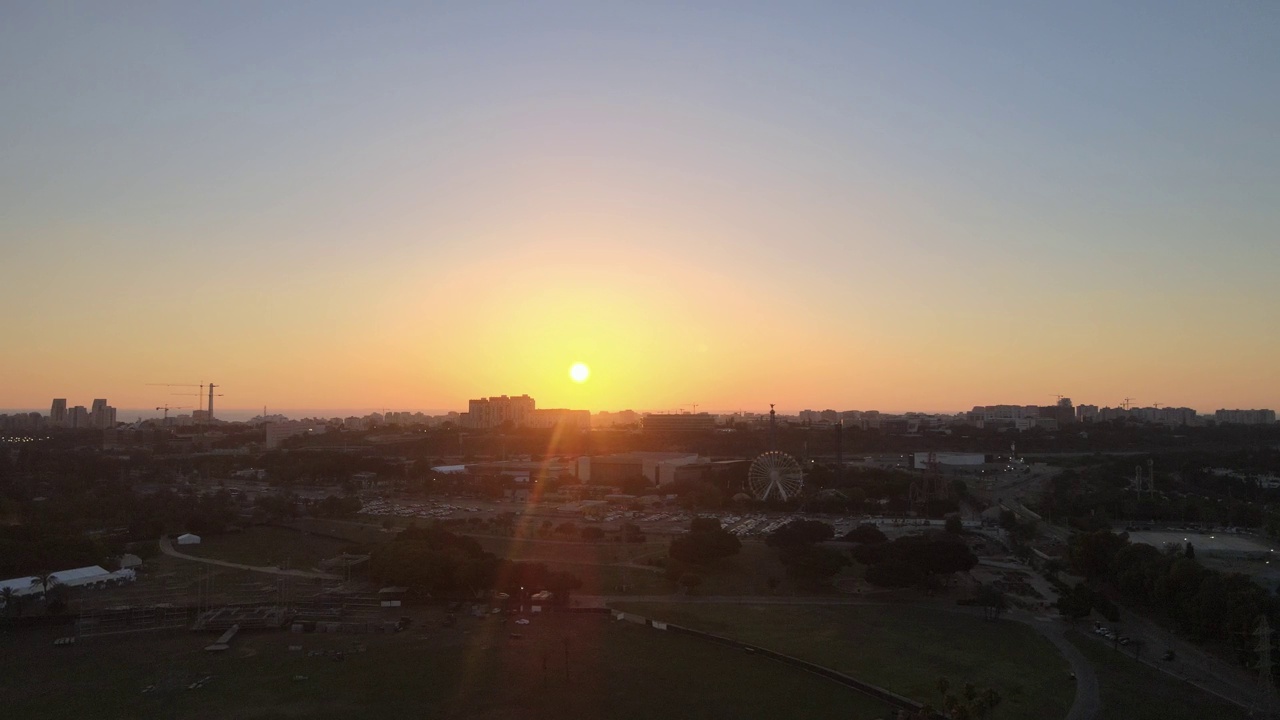 地中海城市特拉维夫后面的日落视频素材