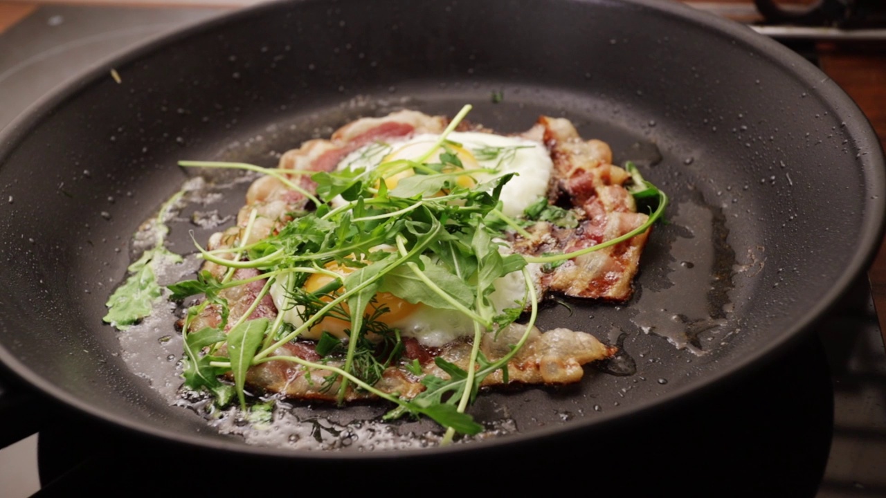 鸡蛋和熏肉在平底锅里煎，美味的早餐视频素材