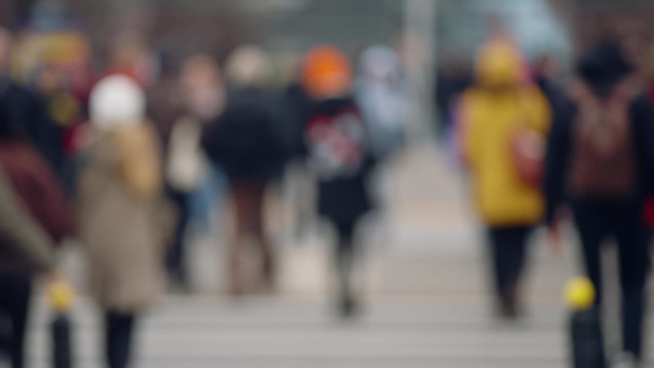 散景模糊的人拥挤步行穿过繁忙的城市街道慢动作，城市生活中，很多行人拥挤人行横道，高峰时间人行道视频素材