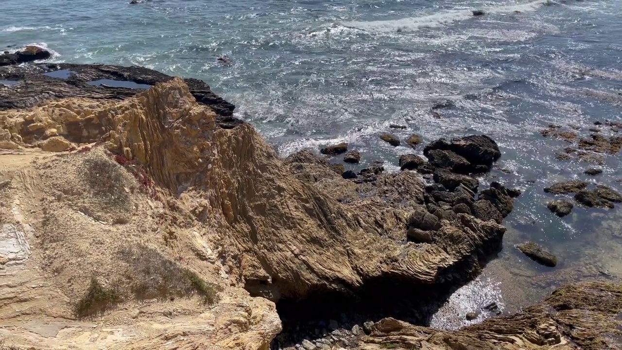 南加州新港海岸，新港海滩，水晶湾海滩观察点附近的风景岩石视频素材