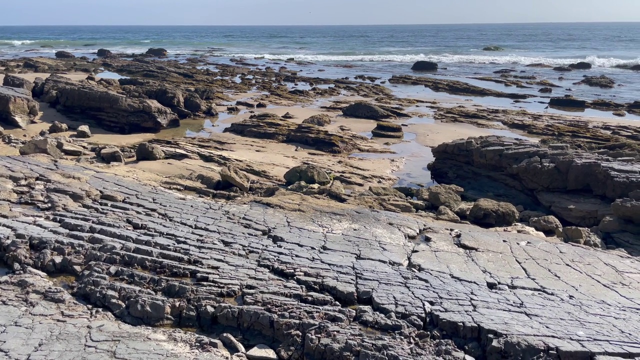 风景秀丽的鹈鹕点远景在水晶湾海滩，新港海岸，新港海滩，南加州视频素材