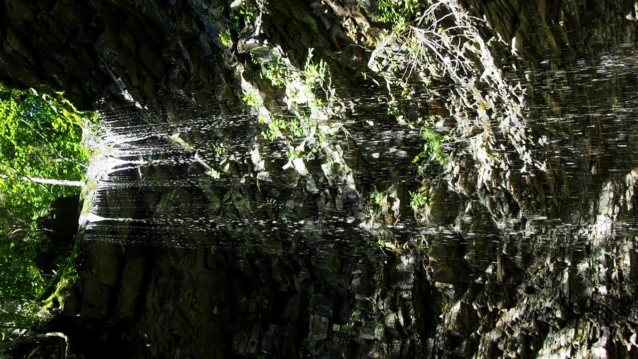 喀尔巴阡山脉的一个小瀑布，有水晶般的冷水视频素材