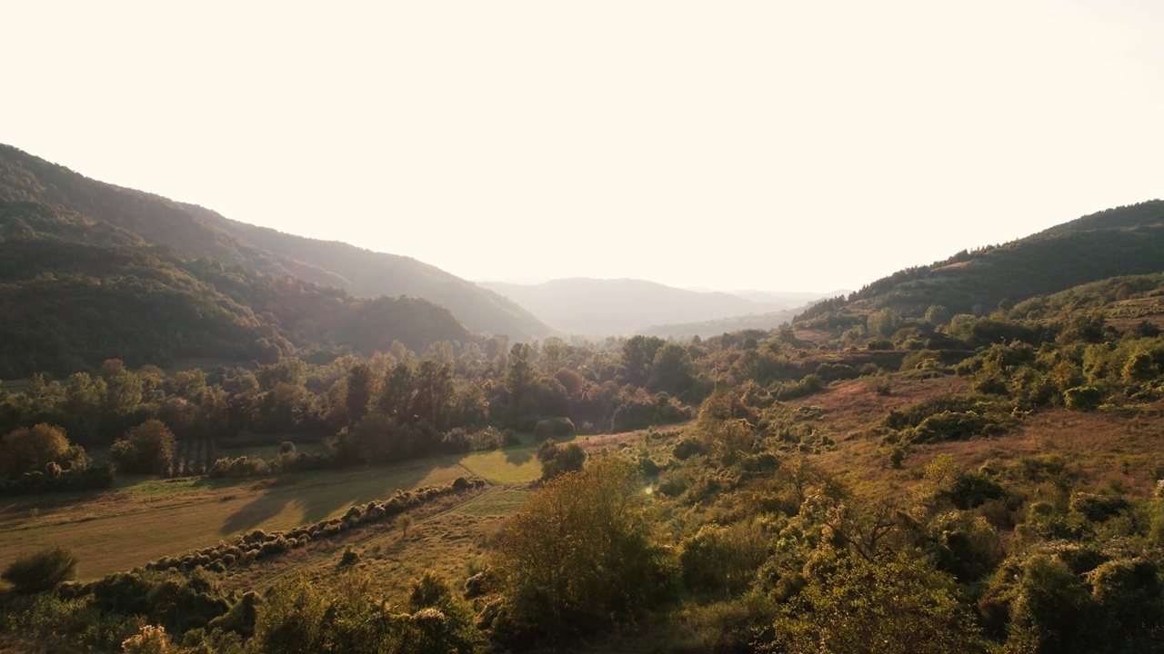 日落时美丽山景的鸟瞰图视频素材