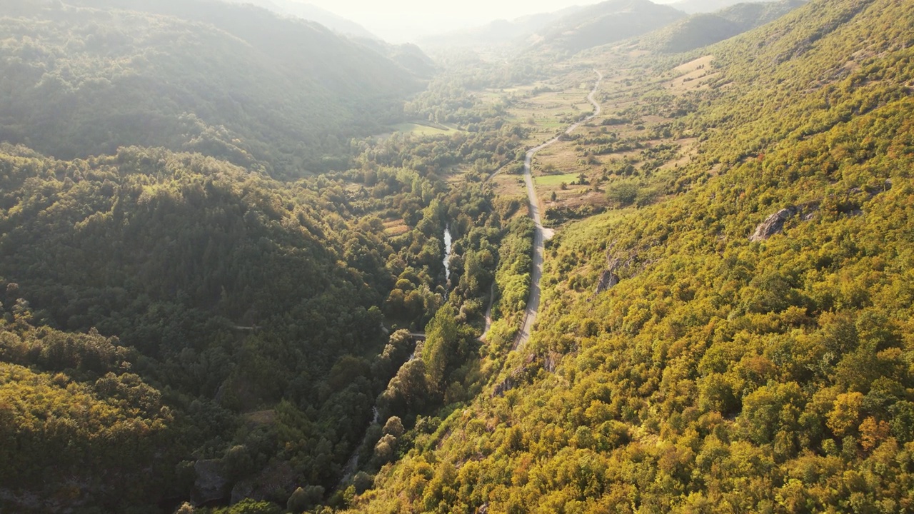 日落时美丽山景的鸟瞰图视频素材