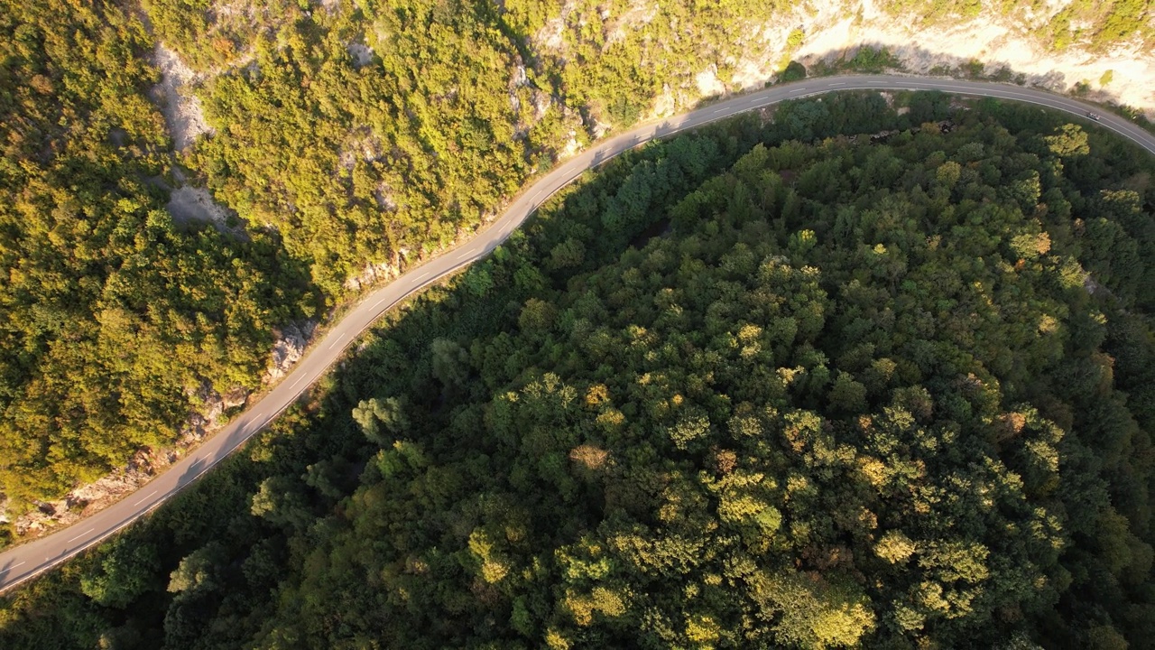 日落时美丽山景的鸟瞰图视频素材