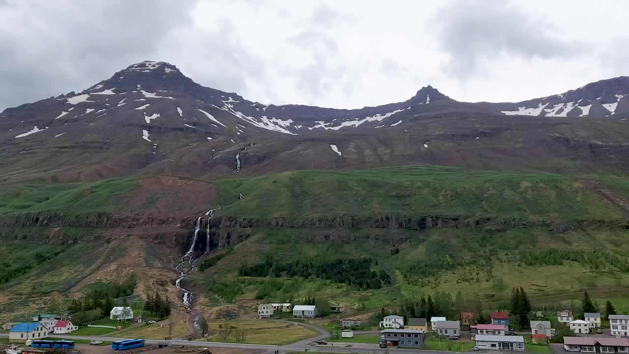 风景自然:冰岛Seyðisfjörður雄伟的山脉，云和水中的倒影视频下载