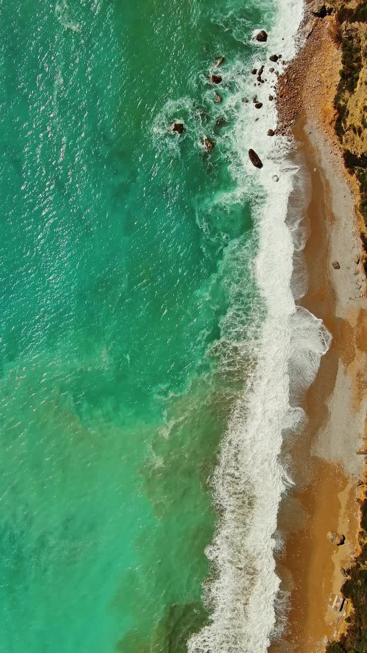 海滩和海浪高高在上视频素材