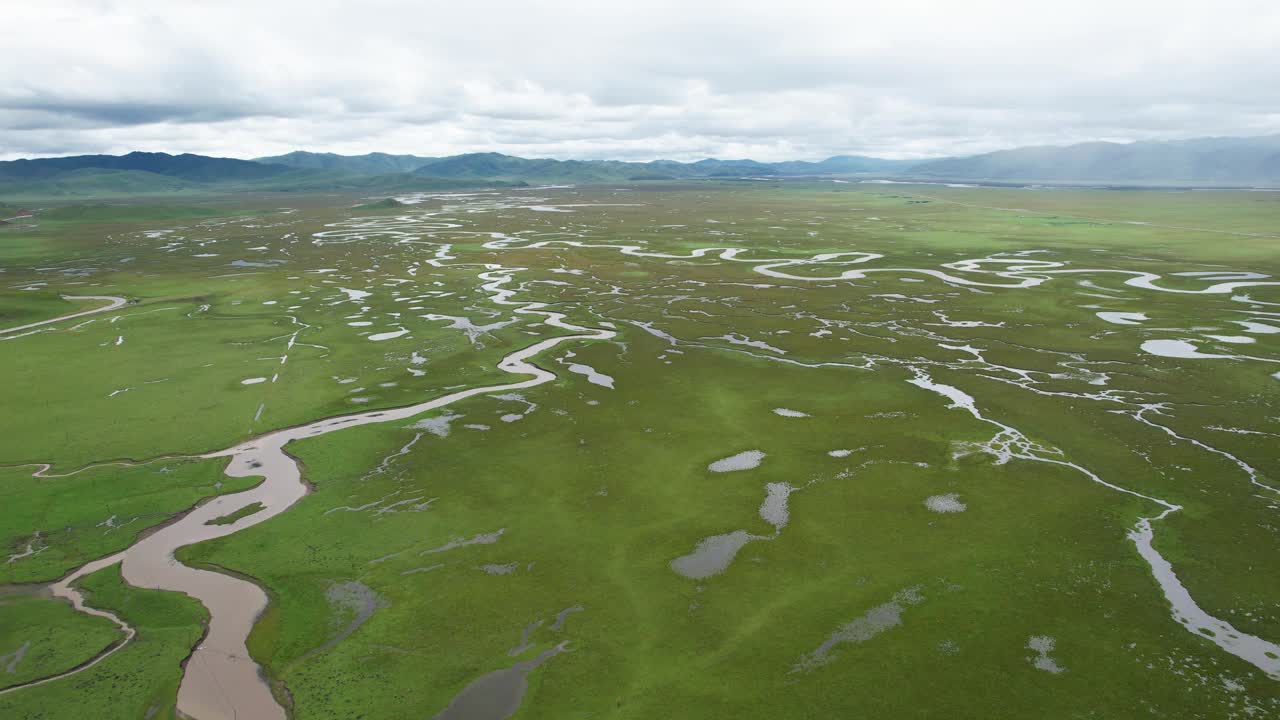 甘肃阿旺仓湿地航拍放大图视频素材