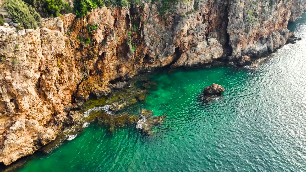 海浪拍打着清澈的海边的岩石视频素材