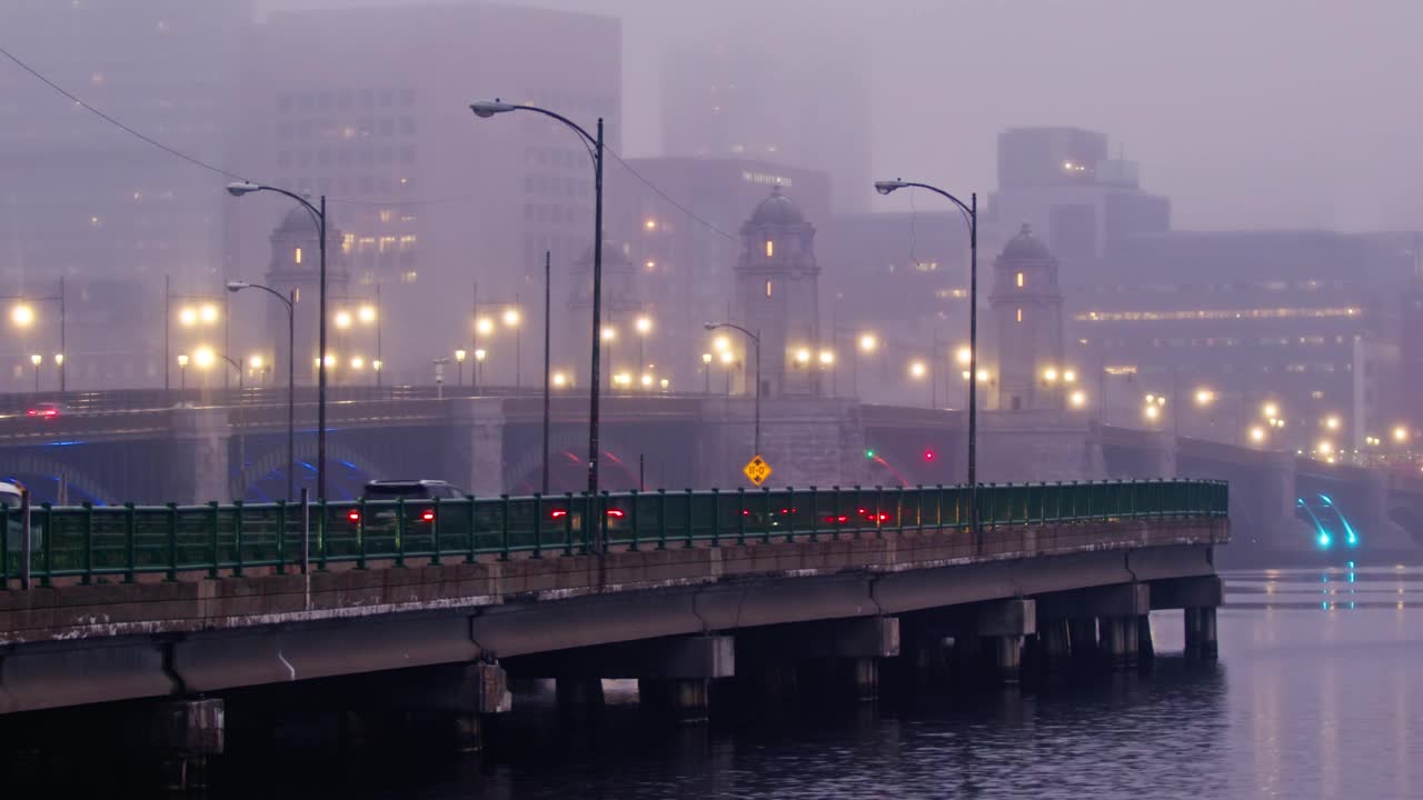 春天雾蒙蒙的夜晚，马萨诸塞州剑桥市纪念大道上的朗费罗大桥和汽车视频素材