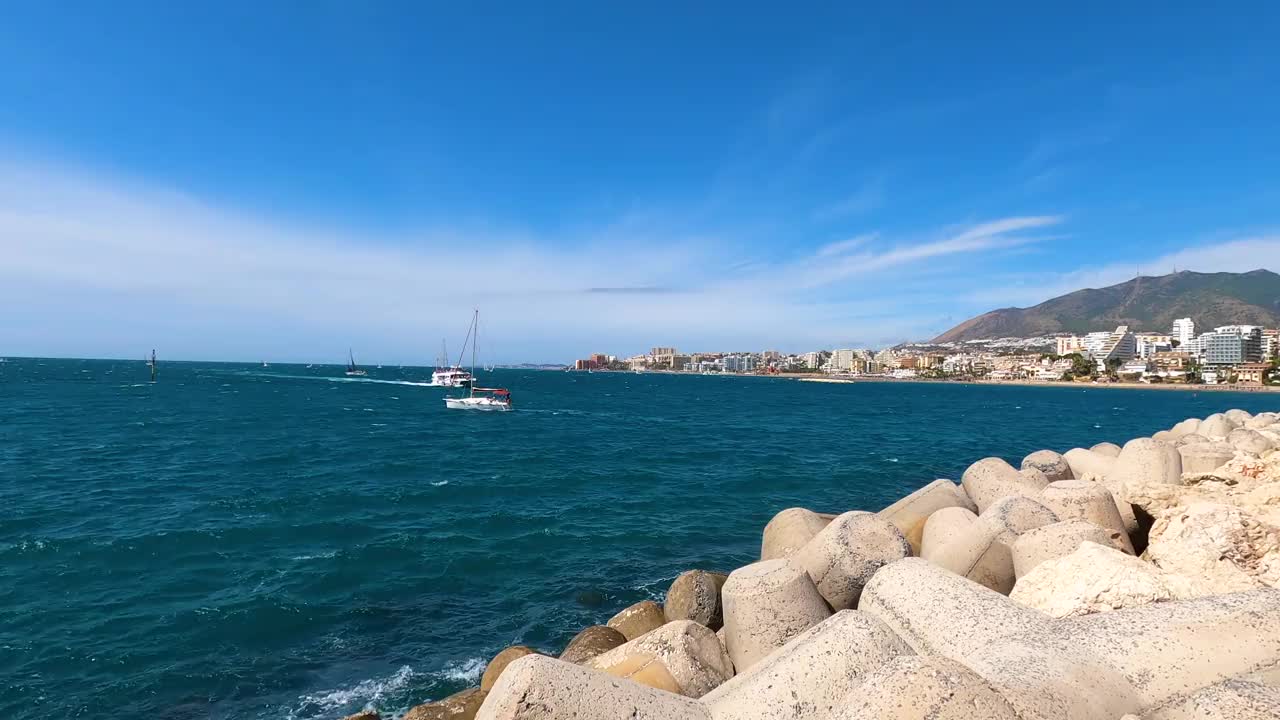 夏天的早晨，游艇停泊在贝纳尔马德纳视频素材