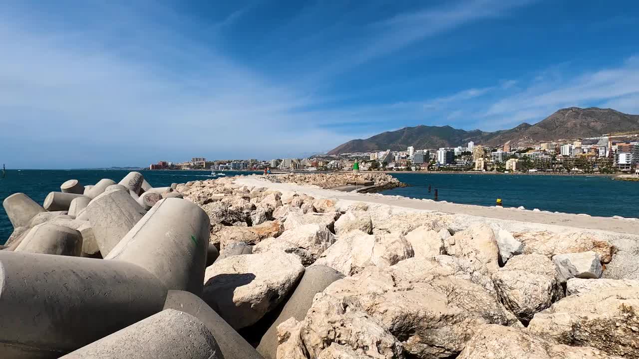 夏天的早晨，游艇停泊在贝纳尔马德纳视频素材