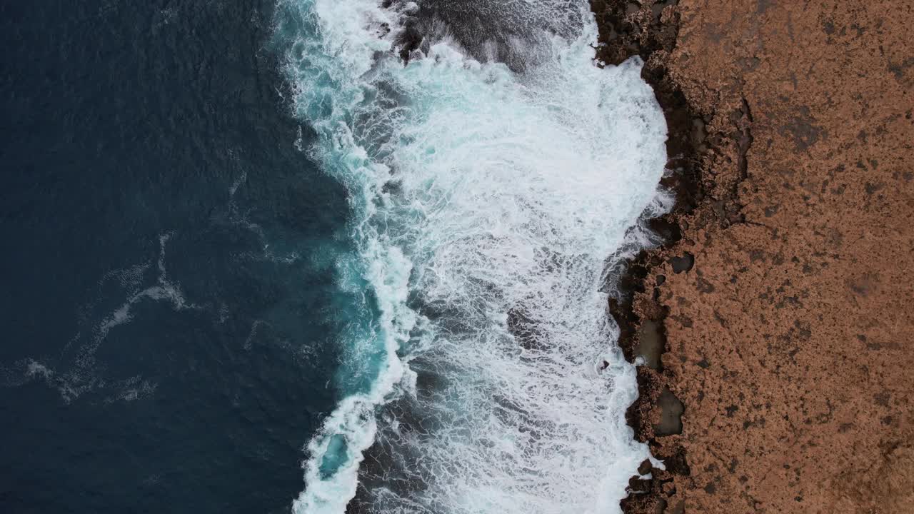 海浪冲击着西澳大利亚卡纳文的悬崖视频素材