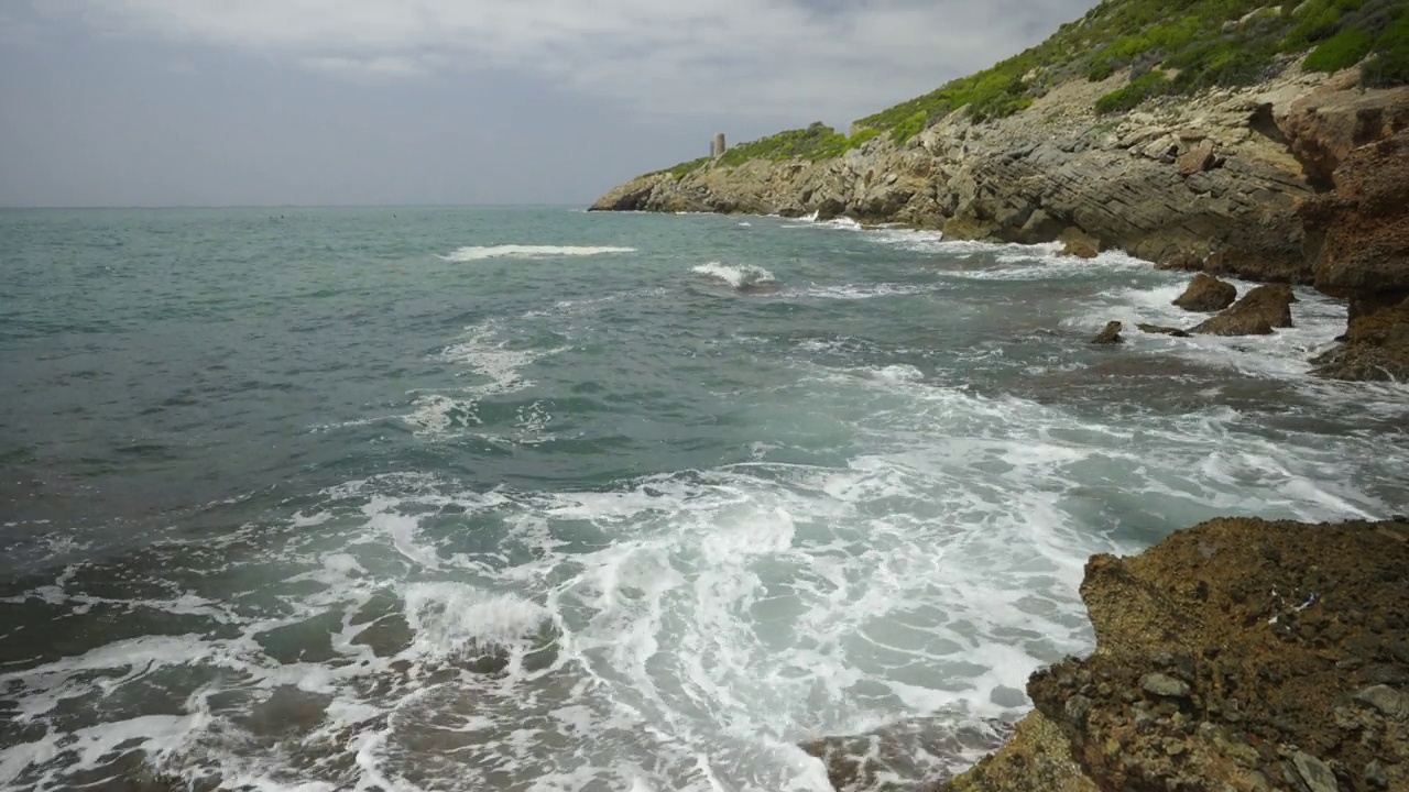 岩石在西班牙海上刮起了大风视频素材