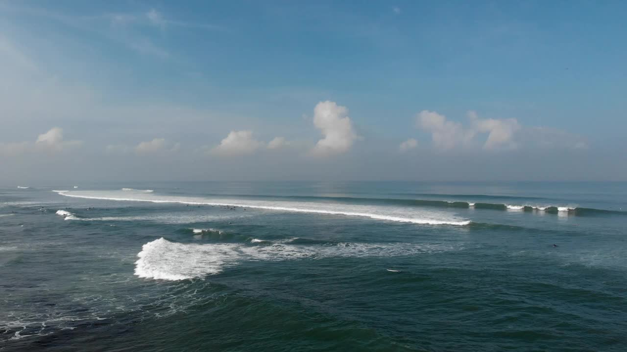 海浪翻滚到海滩的空中表面。无人机飞向浪花飞溅的白色泡沫。自然之旅夏日概念视频下载