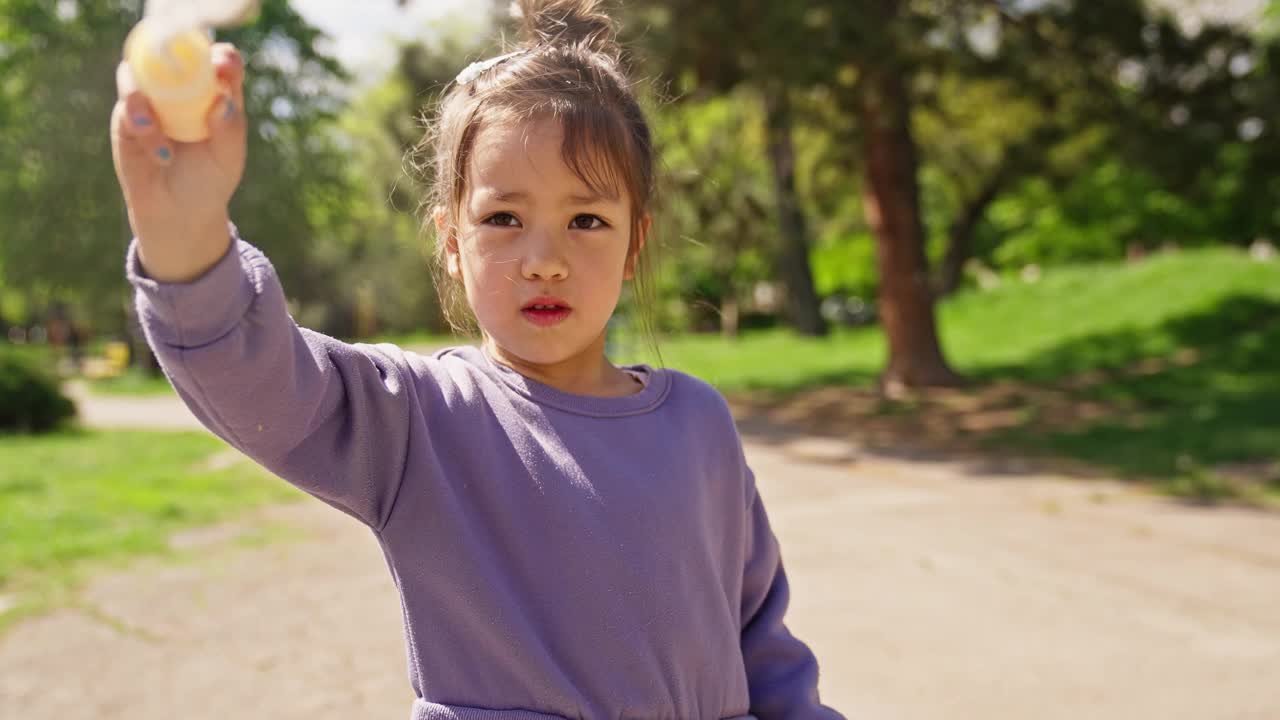 吹泡泡的女孩视频素材