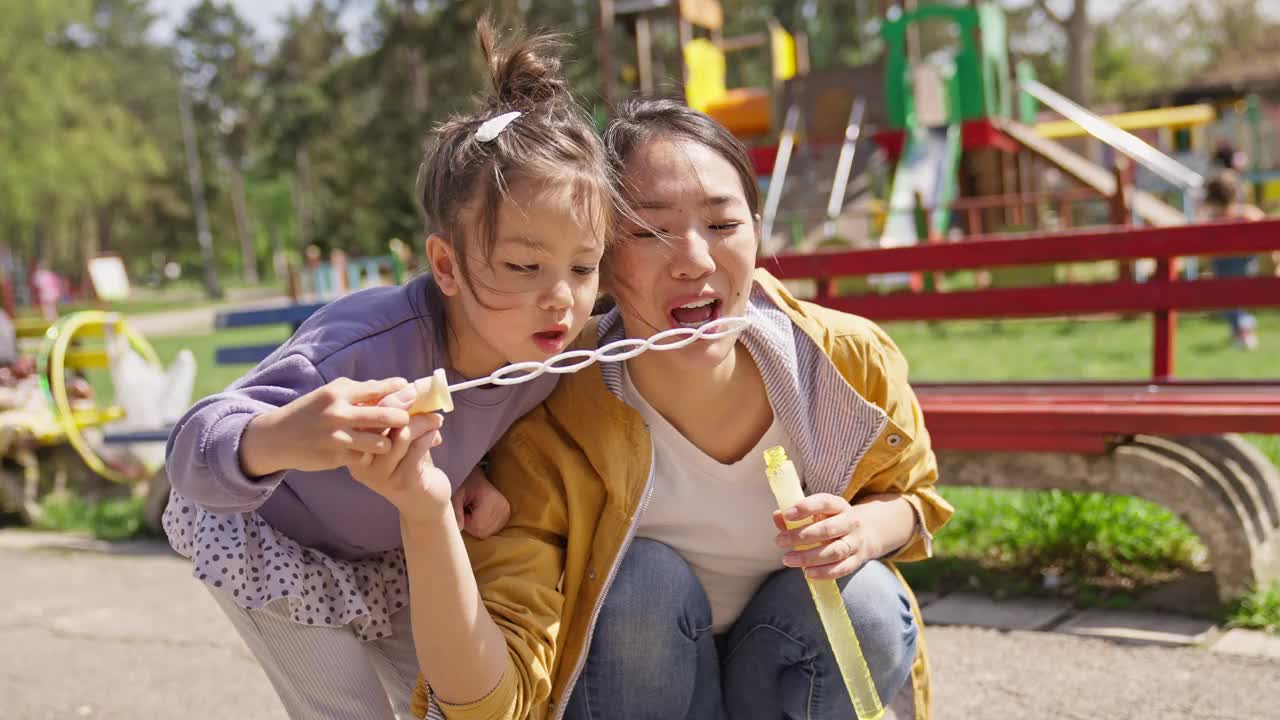 女孩和妈妈吹泡泡视频素材