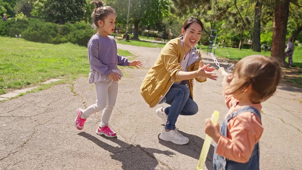 妈妈和女儿们在公园里视频素材