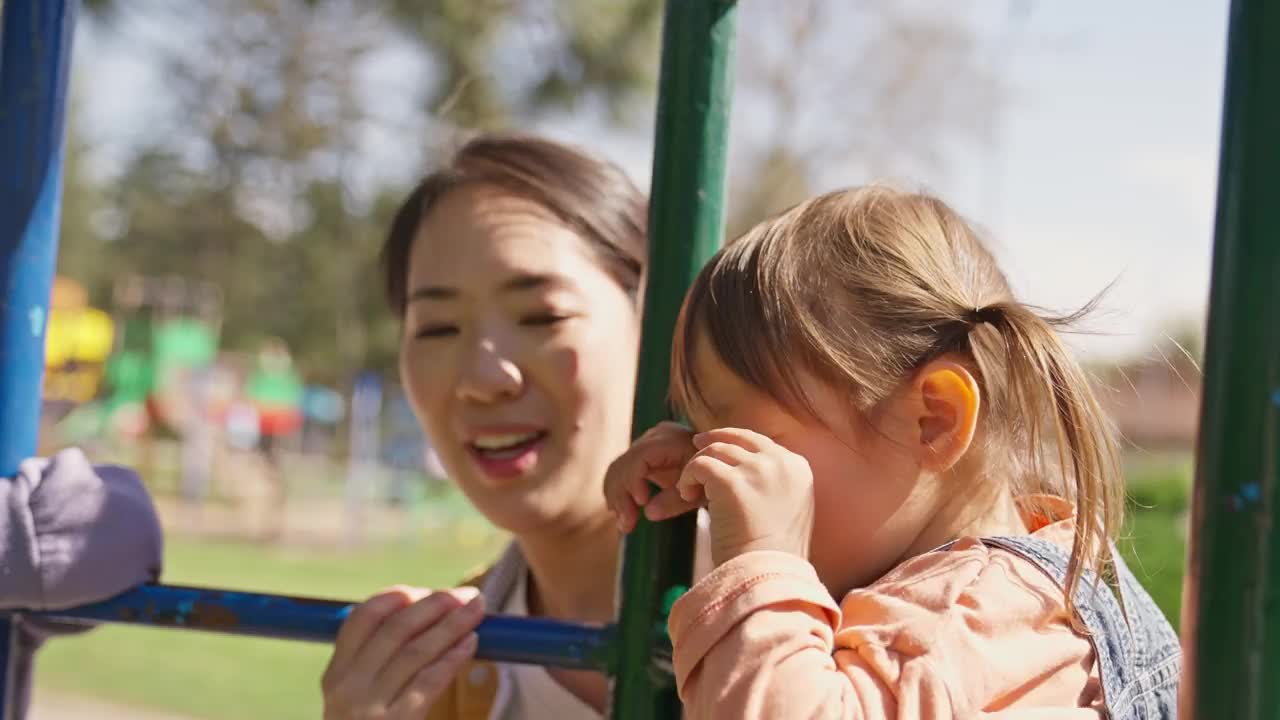 家庭在操场视频素材