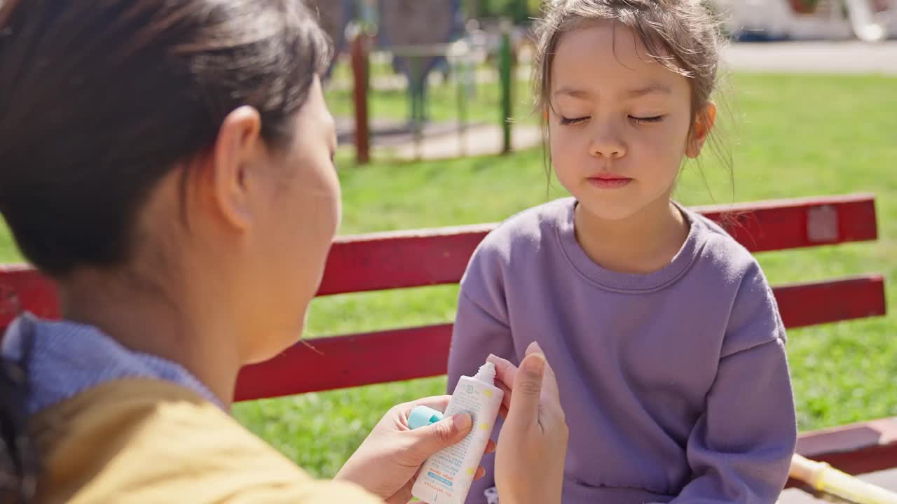 女孩和妈妈在公园里视频素材