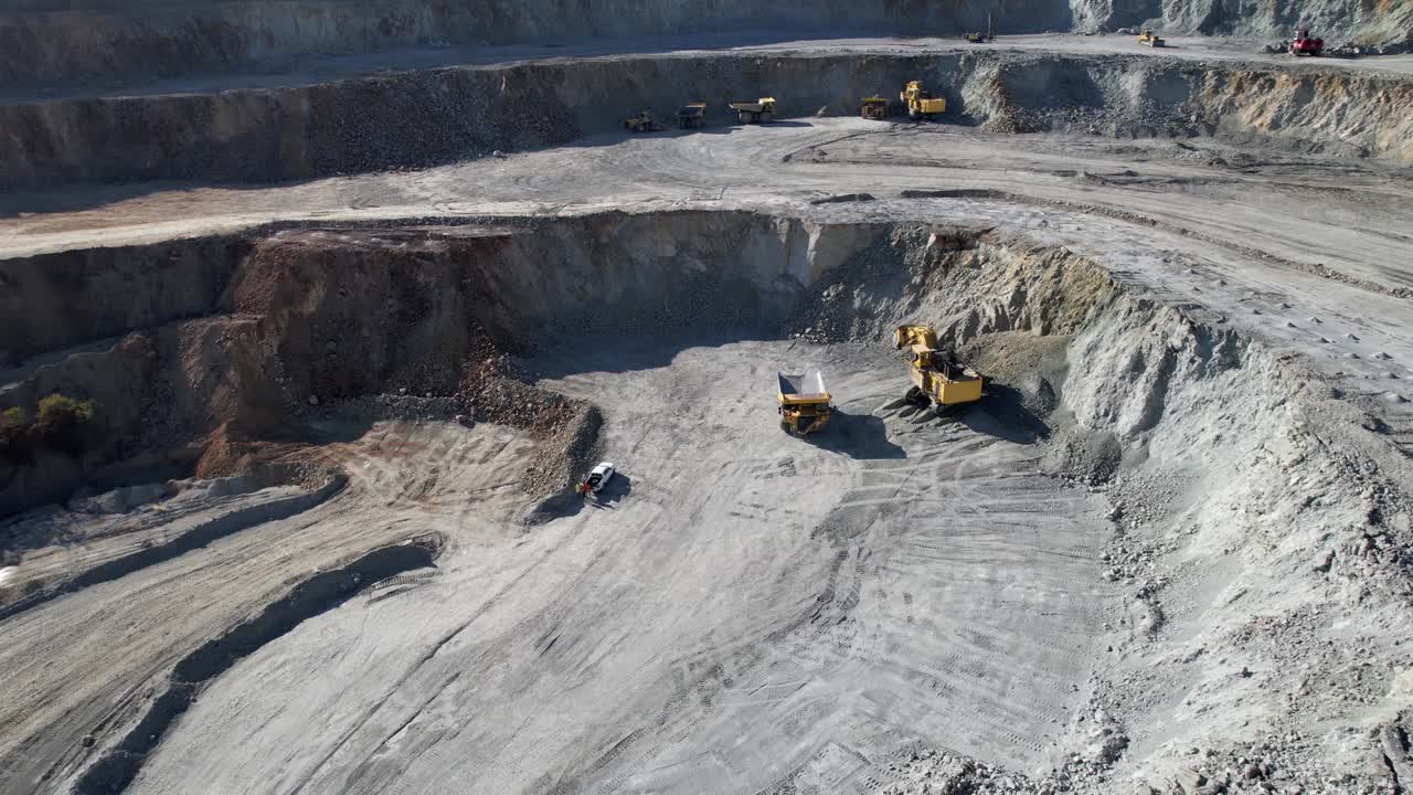 鸟瞰图拍摄露天矿采煤、自卸车、采石采掘业剥离作业视频素材